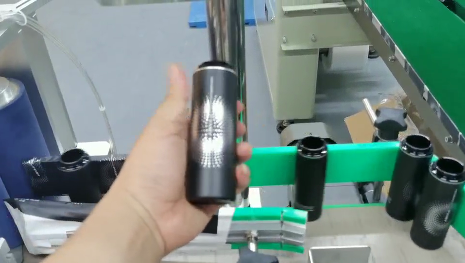 （视频）全自动立式定位圆瓶贴标机